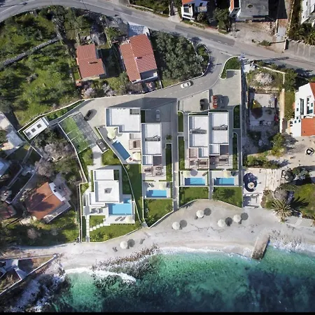 Apartmán Beachfront Grey Martini With Pool
