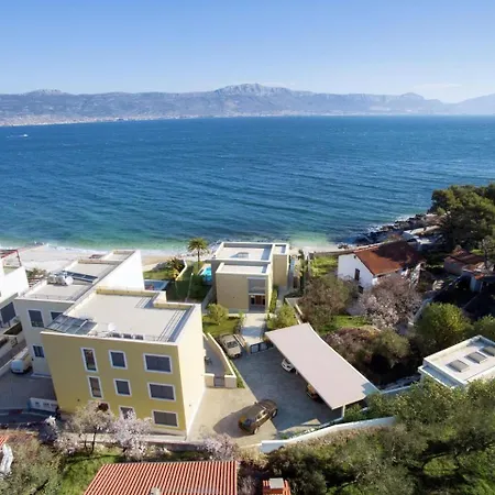Beachfront Grey Martini With Pool Apartmán *