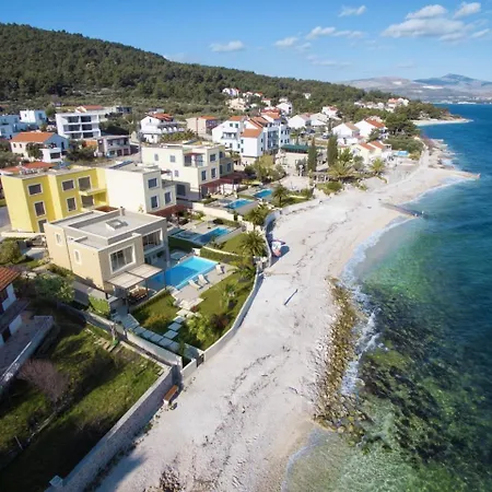 Beachfront Grey Martini With Pool Apartmán